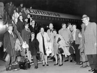 Eine der ersten Reisegruppen beim Abflug in Frankfurt