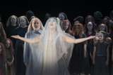 Olga Peretyatko-Mariotti (Leïla), links davon Wolfgang Schöne (Nourabad) und Chor