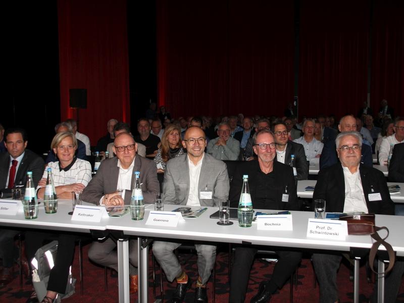Neben den Mitgliedern verfolgten auch die GDV-Verbandsfunktionärin Elisabeth Stiller (2te v.l.), Vorstandsmitglieder wie Frank Kettnaker (AHL-Gruppe), Kayum Guerrero (AXA) und Peter Bochnia (LVM) sowie der Rechtswissenschaftler Prof. Dr. Hans-Peter Schwintowski die Veranstaltung
