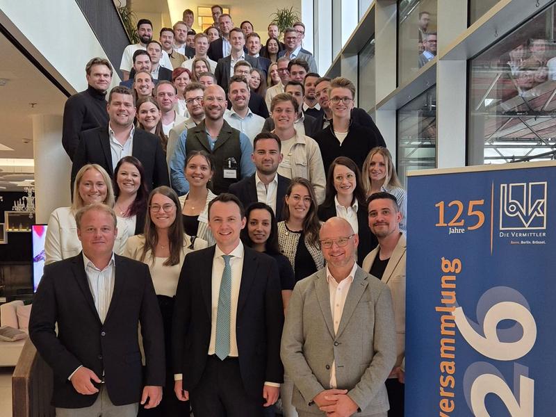 Gruppenbild der Junioren mit Pascal Reddig, MdB.