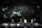 Mika Kares (Fürst Iwan Chowanski), George Gagnidze (Bojar Schaklowity) und Ensemble