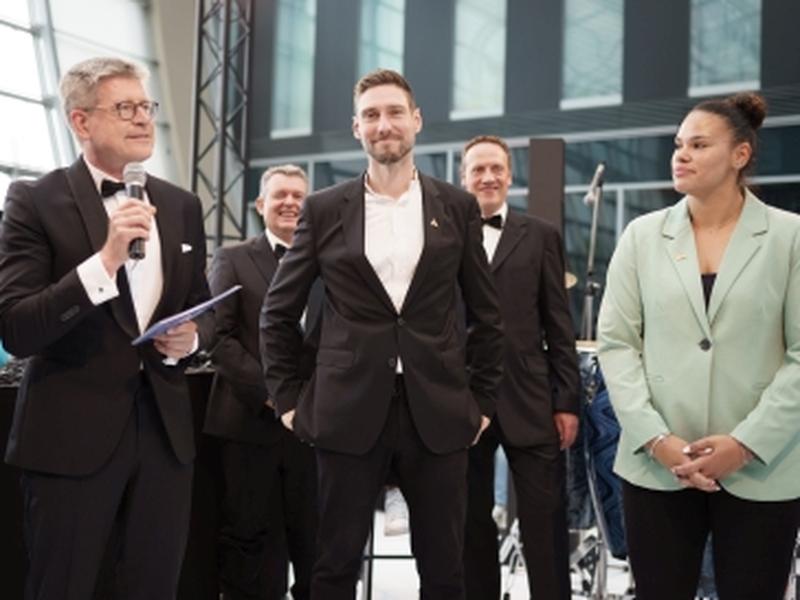 Gäste des Netzwerkabends war auch die Deutsche Sporthilfe mit ihren Sportlern Curly Brown (r.) und Max Hartung (m.), die BVK-Vizepräsident Gerald Archangeli (l.) den Gästen des Netzwerkabends vorstellte