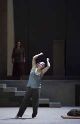 Evelyn Herlitzius (Elektra im Vordergrund) und Adrianne Pieczonka (Chrysothemis)