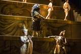 Sarah Aristidou (Ismene), Adriana Bignagni Lesca (Arbate), Pene Pati (Mitridate), Tänzer:innen