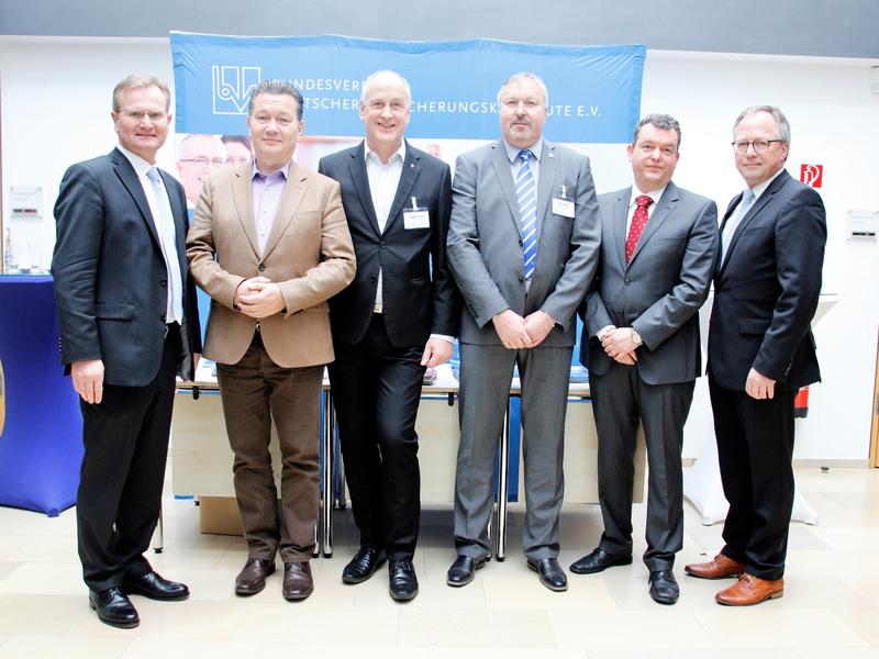 Jens Rademacher, Hauptgeschäftsführer IHK zu RostockRonald Schulze, Leiter Koordinierungsstelle IT-Sicherheit DIHK, BerlinJörg Rackow Vorsitzender Bezirksverbandes Rostock - SchwerinOlaf Heilig, 2.Vorsitzender Bezirksverbandes Rostock - SchwerinDr. Wolfgang Eichele, Hauptgeschäftsführer des BVK e.V., BonnVolker Nissen, Fachanwalt Versicherungsrecht und GF Bähr &amp; Haase Versicherungsmakler GmbHv.l.n.r.