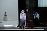 Marlis Petersen (Emilia Marty), Natalia Skrycka (Krista), Bo Skovhus (Jaroslav Prus), Lara Mohns (Junge Marty)