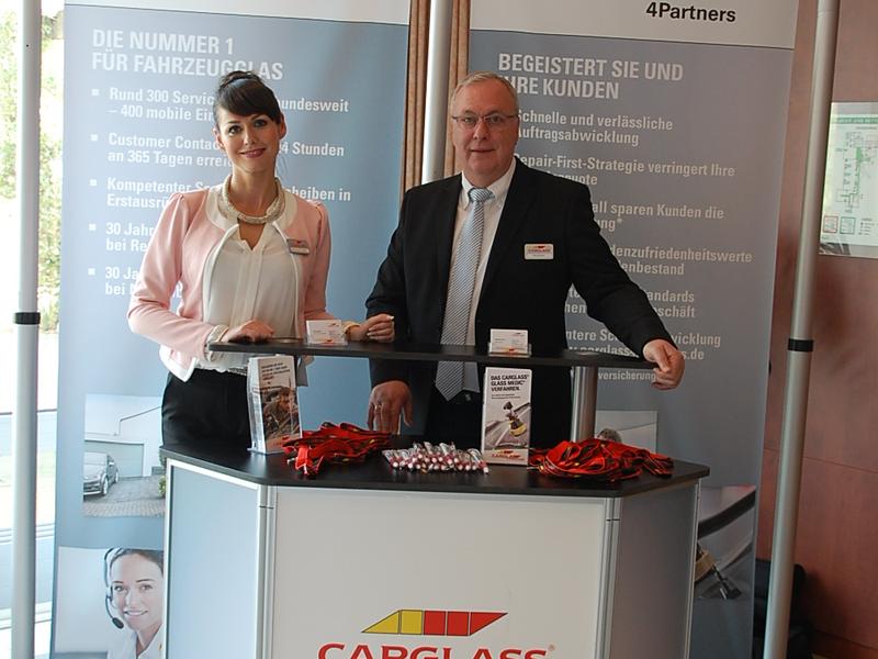 Unsere Service Partner von CARGLASS  Frau Michalina Kazok und Herr Henning Meyerrunden den Tag für unsere Mitglieder ab.