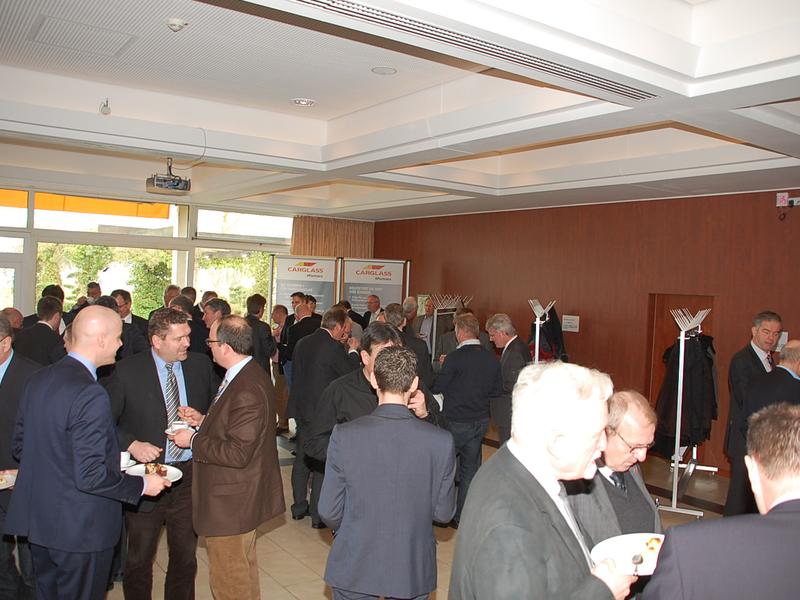 Foyer Talk !Reger Austausch- bei Kaffee und Kuchen.