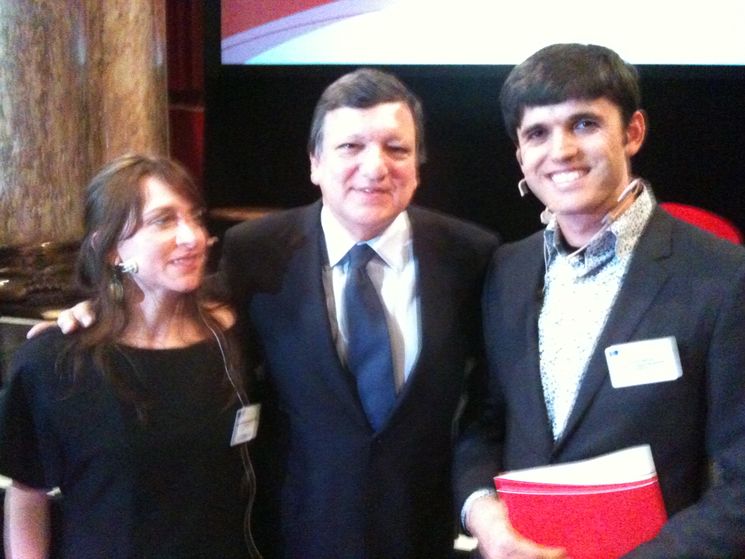 Das Beweisfoto: Die Moderatoren Dominika Rutkowska und Melih Özkardeş haben José Manuel Barroso in ihre Mitte genommen. (Foto: Marco Heuer)