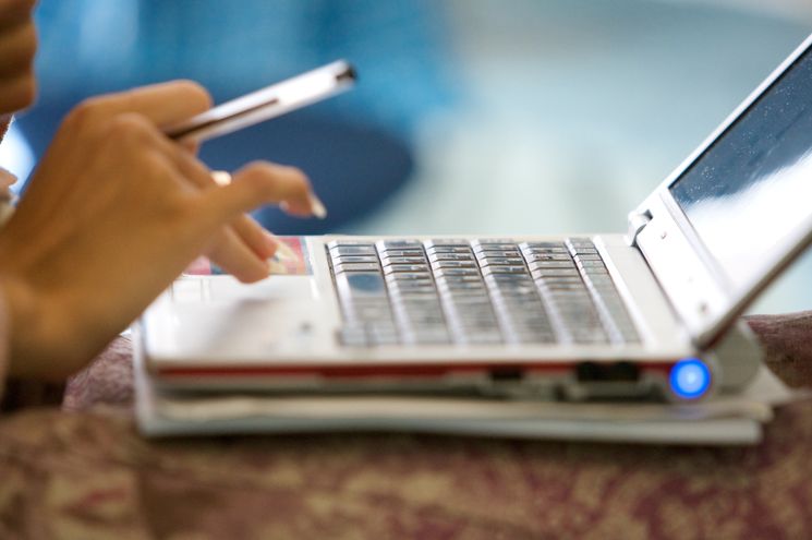 Hand über einer Laptop-Tastatur