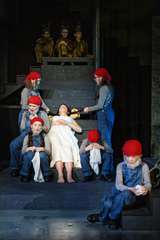 Álfheiður Erla Guðmundsdóttir (Schneewittchen) und Mitglieder des Kinderchors der Staatsoper