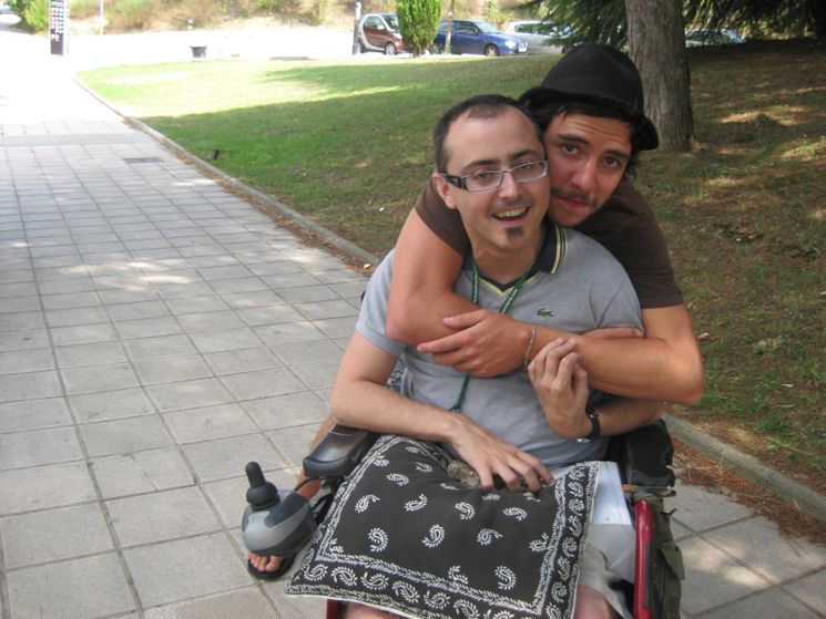 Leon mit Hector auf dem Weg zur Uni