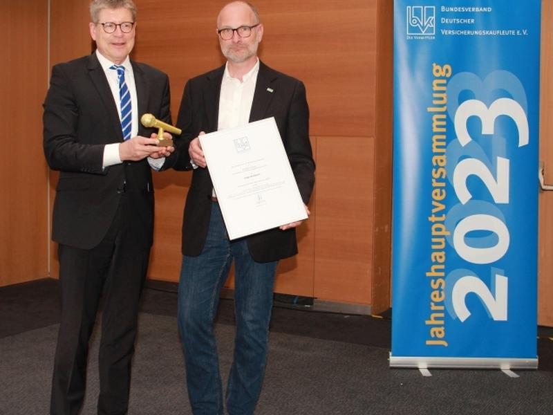 Stellvertretend für Ingo Aulbach nahm Rainer Haarmann (r.) die Ehrenurkunde und das goldene Mikro für den Pressesprecher des Jahres von BVK-Vizepräsident Archangeli entgegen