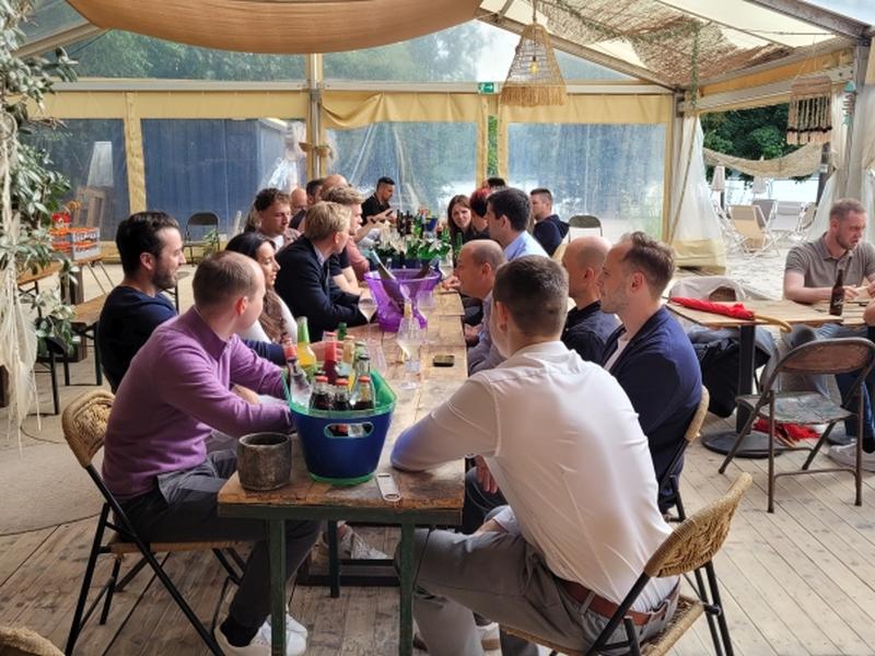 Nach der Arbeit wurde in der Bikini-Bar am Rhein mit Büffetspeisen und Drinks gechillt