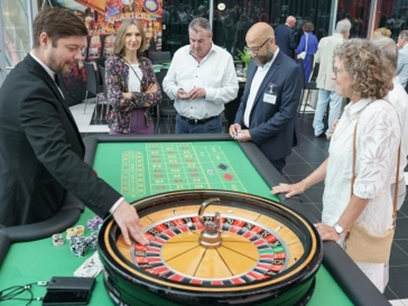 Nach dem Büffet hatten die Gäste die Möglichkeit, mit Spielgeld Roulette, Black Jack u. a. auszuprobieren