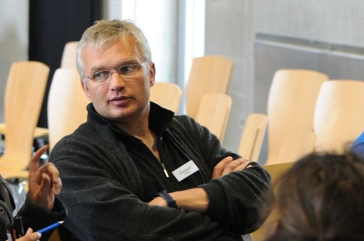 Christof Kriege, JUGEND für EuropaIm Rahmen des Modellprojekts "JiVE. Jugendarbeit international – Vielfalt erleben" (2008 - 2010) wurden internationale Jugendbegegnungen, Projekte des Europäischen Freiwilligendienstes und Fachkräftemaßnahmen entwickelt, um insbesondere auch junge Menschen mit Migrationshintergrund zur Teilnahme zu motivieren. Ziel war es, die Teilhabe der jungen Menschen mit Migrationshintergrund am nichtformalem Lernen in internationalen Projekten zu verbessern und die Projektträger der internationalen Jugendarbeit für ihre interkulturelle Öffnung zu sensibilisieren. Mit den durchgeführten Projekten konnte aufgezeigt und durch wissenschaftliche Begleitung bestätigt werden, dass Ansatz und Methoden der Internationalen Jugendarbeit die gesetzten Ziele erfolgreich unterstützen. Internationale Jugendarbeit trägt nachweislich zur Entfaltung und zum Erwerb spezifischer Fähigkeiten bei. Soziale und interkulturelle Kompetenzen werden erworben, ebenso fremdsprachliche. Die wissenschaftliche Begleitung des Projekts JiVE bestätigte, dass die durchgeführten Projekte Räume öffnen, in denen junge Menschen sich selbst finden und sich gesellschaftlich verorten und dass insbesondere benachteiligte junge Menschen auch berufliche Kompetenzen erwerben konnten und zum bürgerschaftlichen Engagement befähigt wurden.Hervorheben des Migrationshintergrundes ist stigmatisierendJiVE hat junge Menschen mit Migrationshintergrund zur Zielgruppe erklärt und diese darin "positiv" diskriminiert. Insbesondere die Teilnehmenden der begleiteten internationalen Jugendbegegnungen (Teilprojekt InterKulturell on Tour) und auch die Trägerorganisationen lehnten ein Hervorheben des Migrationshintergrundes als Zugangsmerkmal als stigmatisierend ab. Da sich viele der befragten Jugendlichen weitgehend integriert fühlen, kann "Integration" um ihrer selbst willen nicht das Ziel internationaler Jugendarbeit sein. Ziel jeder internationalen Jugendarbeit ist die sensible und reflexive Auseinandersetzung mit kultureller Vielfalt. Diese Erkenntnis spricht für eine diversitätsbewusste Perspektive in der internationalen Jugendarbeit, die Jugendlichen eigene Zuordnungen ermöglicht.Blick in die ZukunftDas Pilotprojekt ist beendet, als jugendpolitische Initiative wird JiVE fortgesetzt. Die von IJAB und JUGEND für Europa entwickelte Initiative greift Kooperationen und Unterstützungsmodelle des früheren Projekts auf, um verstärkt benachteiligten jungen Menschen und jungen Menschen mit Migrationshintergrund nichtformales Lernen in Formaten der internationalen Jugendarbeit zu ermöglichen. Weitergehend als bisher unterstützt JiVE vor allem die strukturelle Zusammenarbeit von verschiedenen Akteuren der Jugendhilfe, der Jugendsozialarbeit und von Migrantenselbstorganisationen sowie Vereinen junger Menschen mit Migrationshintergrund. Inhaltlich setzt die jugendpolitische Initiative auf eine sensible und reflexive Auseinandersetzung mit kultureller Vielfalt. Übergeordnetes Ziel von JiVE ist es, die Teilhabechancen insbesondere der benachteiligten Jugendlichen und Jugendlichen mit Migrationshintergrund zu verbessern. Die Initiative leistet damit einen aktiven Beitrag, europäische Jugendpolitik in Deutschland als jugendpolitische Chance sichtbar zu machen und zu nutzen.---Mehr zu JiVE finden Sie hier...---Zurück zum Artikel...