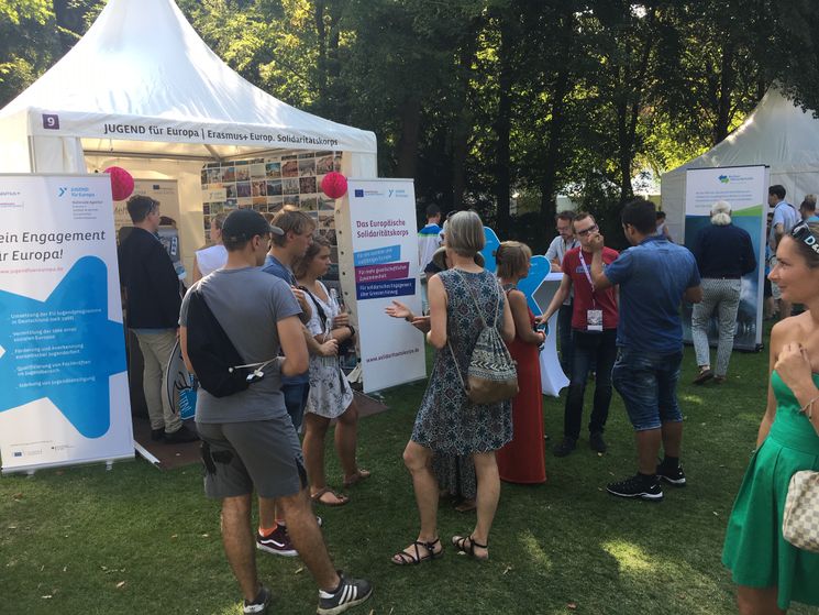 Infostand von JUGEND für Europa auf dem Bürgerfest des Bundespräsidenten 2019