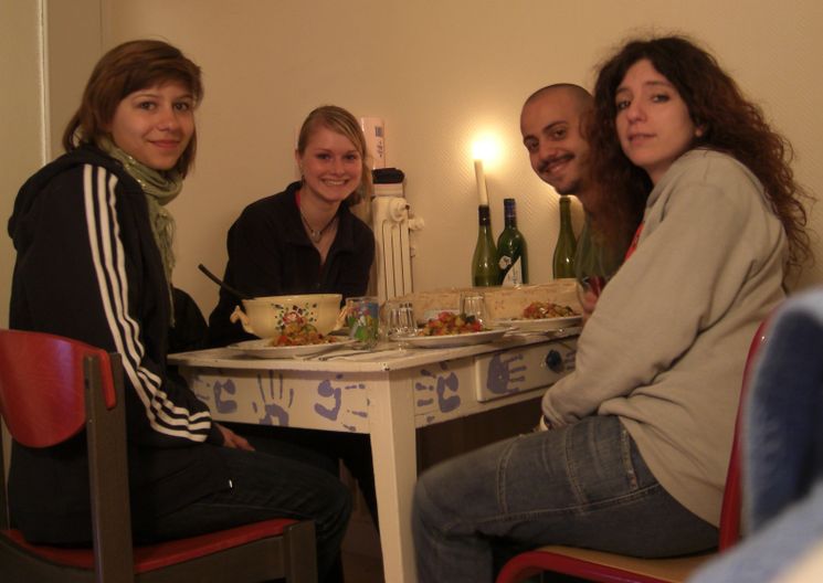 Marta am Essenstisch