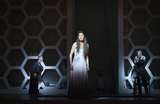 Susan Bickley (Hecuba, Victoria), Katarina Bradić (Cassandra) und Gidon Saks (Priam, Alexander)