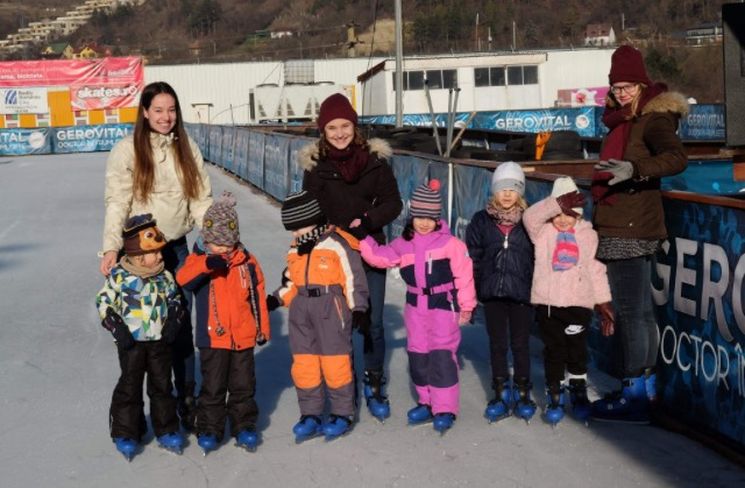 Die 18-jährige ESK'lerin Nina mit Kindern aus der Kindertagesstätte in Rumänien.