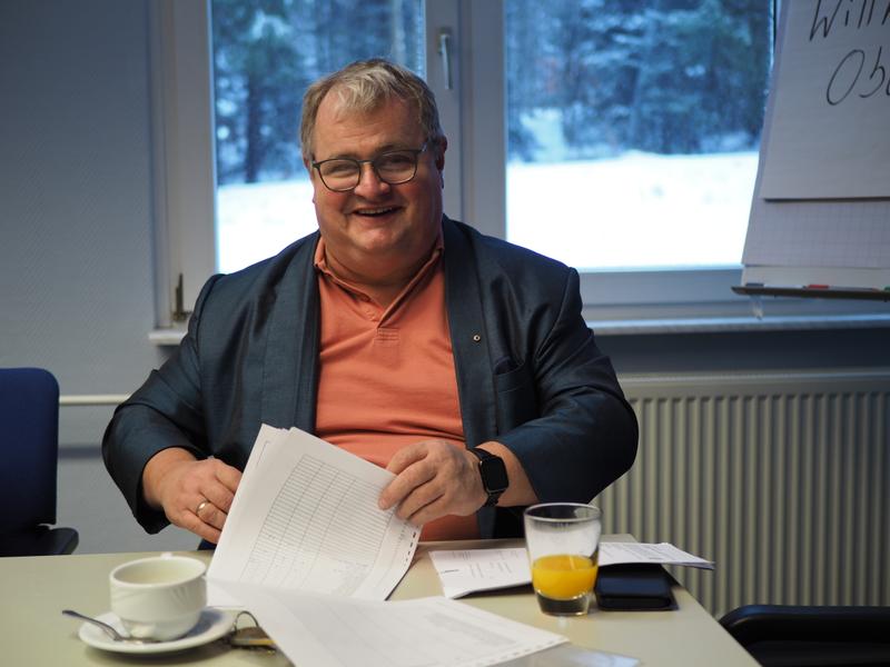 Holger Steininger blättert in den Tagungsunterlagen