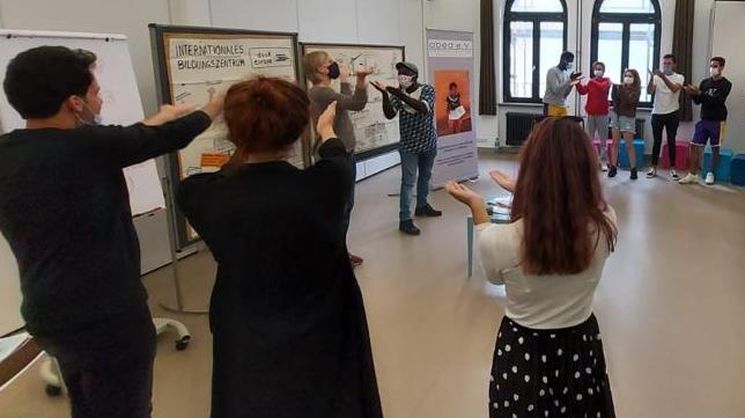 Jugendbegegnung in Corona-Zeiten. Gruppe der Teilnehmenden steht mit Masken im Kreis. Copyright: Omer Ouedraogo, ABED e.V.