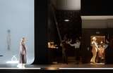 Marlis Petersen (Emilia Marty), Bo Skovhus (Jaroslav Prus), Ludovit Ludha (Albert Gregor), Tänzer:innen