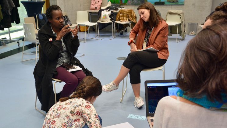 Workshop-Phase. Teilnehmerinnen diskutieren untereinander