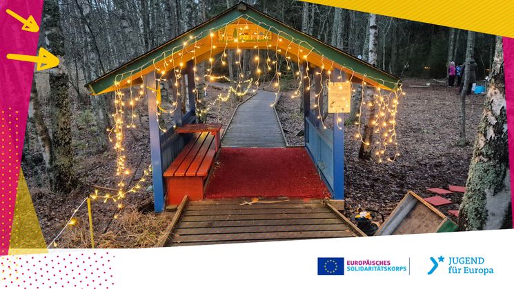 Beleuchtete Hütte in einem Wald