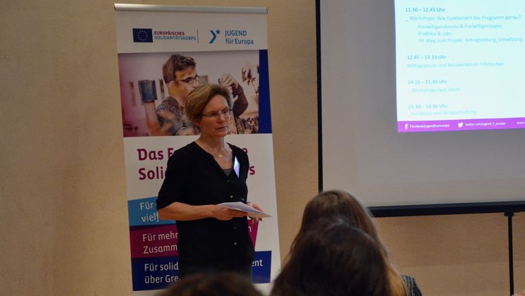 Heike Zimmermann referiert über die Möglichkeiten des Europäischen Solidaritätskorps
