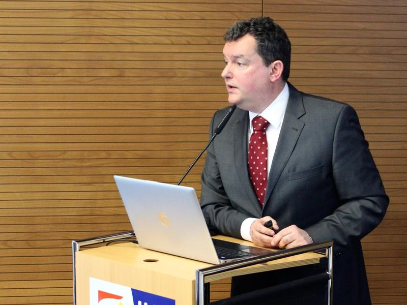 Rechtliche Auswirkungen der neuen versicherungsvermittlerspezifischen Regularien auf deutscher und europäischer Ebene Referent: Dr. Wolfgang Eichele, Hauptgeschäftsführer des BVK e.V., Bonn