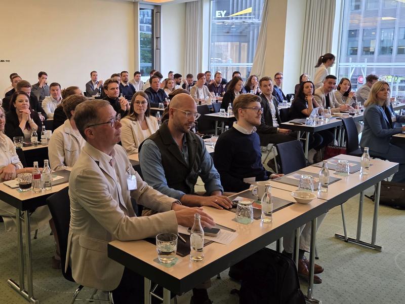 Fast 60 Junioren verfolgten die Vorträge. Auch Vertreter der beiden Sponsoren vfm-Gruppe und Zurich präsentierten sich.