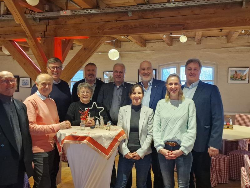 Es ist unser Anliegen, Danke zu sagen für die gute Zusammenarbeit, dem Zusammenhalt und die gegenseitige Hilfe. Wir nutzen die Gelegenheit, um den Gedanken- und Meinungsaustausch zu pflegen.Gleichwohl können wir Pläne für 2025 besprechen. v.l.n.r. Erwin Broksch, Referent für Betriebswirtschaft, Bernd Wienczkowski, Referent für Makler/ Mehrfachagenten, Klaus-Jürgen Strupp, Präsident der IHK zu Rostock, Olaf Heilig, Vorsitzender des Bezirksverbandes Schwerin, Erika Kissmann, Peter Volkmann, amt. GF der IHK zu Rostock, Jörg Rackow, Landesvorsitzender MV, Jana Zirzow und Katja Riebe, Referenten der IHK und René Ohnesorg, neuer Vorsitzender des BV Rostock