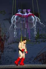 Julian Prégardien (Tamino), im Hintergrund: Adriane Queiroz (Erste Dame), Cristina Damian (Zweite Dame), Anja Schlosser (Dritte Dame)