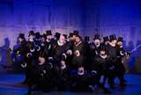 Adrian Sâmpetrean (Ferrando), Plácido Domingo (Graf Luna) und Ensemble