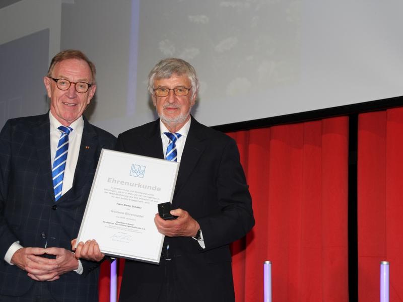 Der ehemalige stellvertretende Hauptgeschäftsführer Hans-Dieter Schäfer (r.) erhielt die Goldene BVK-Ehrennadel von BVK-Präsident Michael H. Heinz