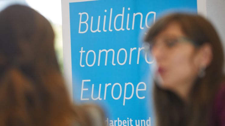 Zwei Personen vor einem Banner mit der Aufschrift "Building tomorrows Europe" @Marcus Gloger