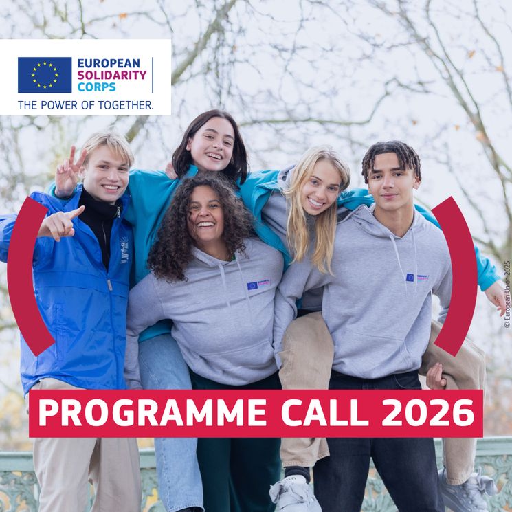 Junge Menschen stehen zusammen