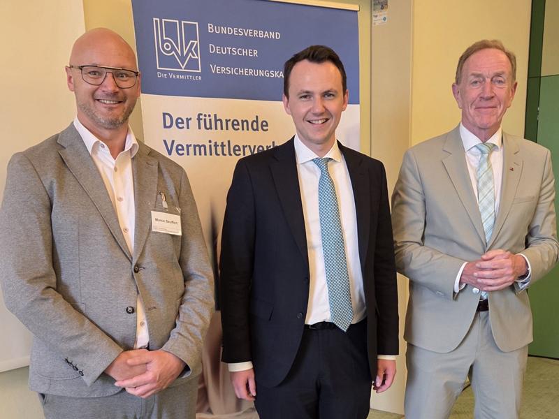 v.l.n.r. Vizepräsident Marco Seuffert, Pascal Reddig, MdB (CDU), BVK-Präsident Michael H. Heinz