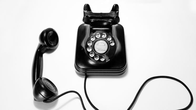 Altes Telefon mit abgenommenen Hörer / Photo by Quino Al on Unsplash