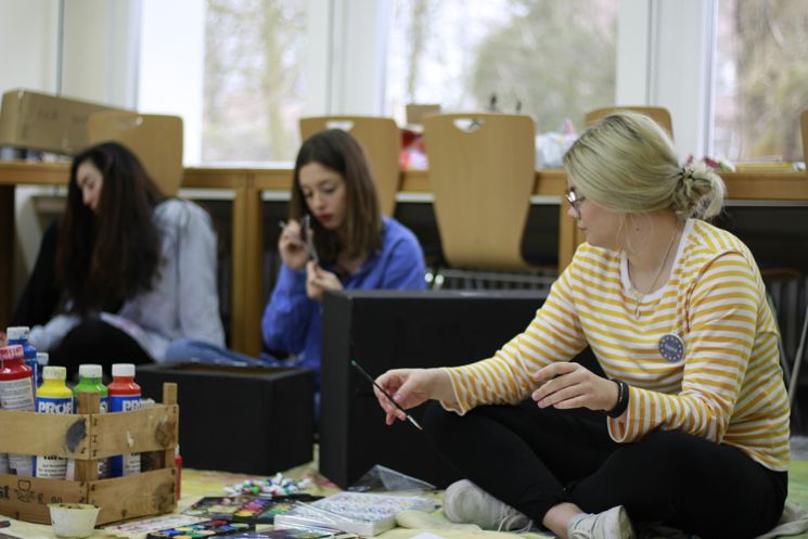Die 19-jährige Reetta aus Finnland in einem Workshop während des Freiwilligendienstes im ESK.