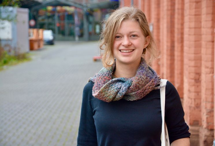 comeback 2019 ESK - Die Europäische Freiwillige Lena vor dem KulturBahnhof Kassel