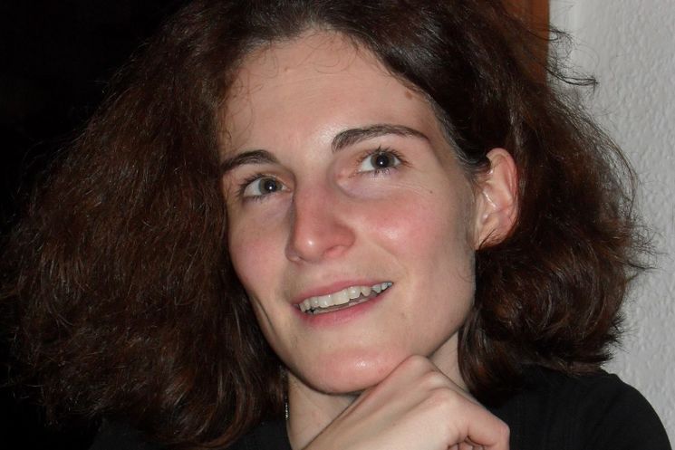 Esther Kolle – freie Trainerin in der internationalen Jugend- und ErwachsenenbildungNicht jede interkulturelle Jugendarbeit ist diversitätsbewusst. Mir selbst ist vor nicht allzu langer Zeit klar geworden, dass die scheinbar so freundlich gemeinte und auf den anderen zugehende Frage "Woher kommst du - eigentlich?" sehr ausschließend und rassistisch sein kann. Ich war erschrocken und zugleich dankbar für dieses Erlebnis. Der positive Hype zum "Kennenlernen" und Bereisen anderer National-Kulturen hat heute eine große Macht sowie auch die Zeigefinger, die uns mahnen, ja nichts Falsches zu sagen oder zu tun und uns sonst als Rassist oder schubladendenkender Mensch abzustempeln.Heterogenität als NormalfallIn meinen Augen müssen wir insbesondere in der interkulturellen Jugendarbeit dazu ermutigen, Heterogenität nicht als Exotismus, sondern als Normalfall (was nicht weniger interessant sein muss) zu verstehen, mit Konstruktionen von Differenzen achtsam zu sein, andererseits realistische Unterschiede ernst zu nehmen und Antidiskriminierung als zentralen Bestandteil mit aufzunehmen und mit den Jugendlichen gemeinsam weiter zu lernen – ohne Angst vor Fehlern Stück für Stück mehr diskriminierungskritisch und diversitätsbewusst zu agieren. Heutzutage sind Kulturen immer weniger homogen und separiert. Deshalb ist es mir in meiner Arbeit wichtig, nicht nur Nationalkulturen zu betrachten und zu verstehen, sondern insgesamt die komplexe kulturelle Identität zu berücksichtigen. Wir sollten den Umgang mit Differenzen und Unsicherheit situationsübergreifend lernen.---Weiter zu: "Mit Praxismodulen der Kurzzeitpädagogik entgegenwirken"Zurück zum Artikel...