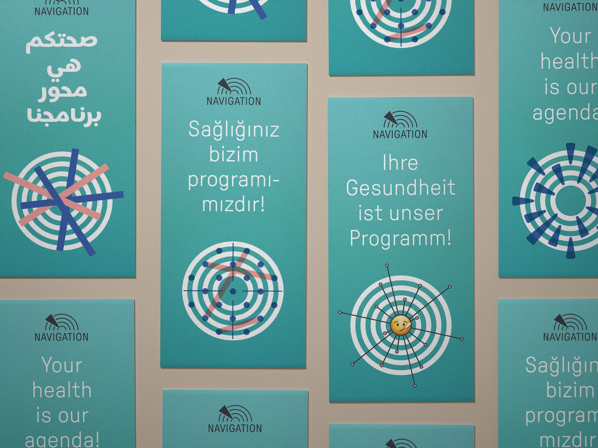 Foto des Rekrutierungsflyers in verschiedenen Sprachen, unter anderem Englisch, Deutsch, Türkisch, Arabisch.