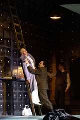 Marlis Petersen (Emilia Marty), Ludovit Ludha (Albert Gregor), Tänzer