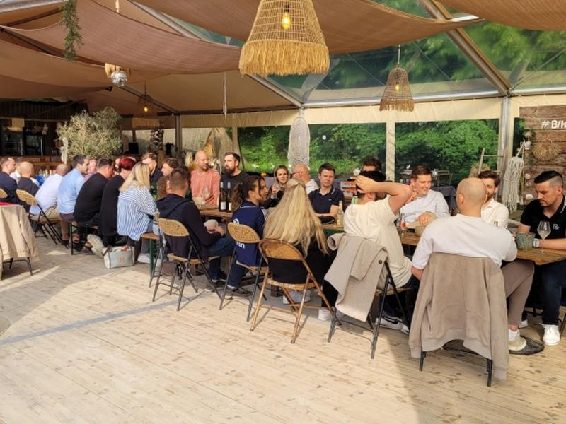 Die Strandbude der Bikini-Bar bot ein zwangloses Ambiente
