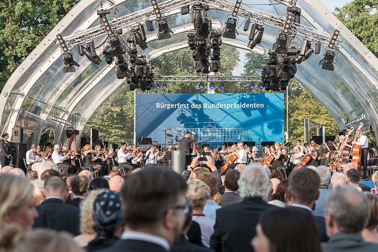 Besucher vor der Bühne beim Fest des Bundespräsidenten / Foto: Christian Angl
