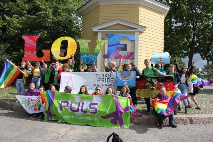 Jugendliche aus Düsseldorf und Turku nehmen zusammen an der Turku Pride teil. Foto: PULS Düsseldorf