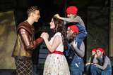 Zachary Wilson (Königssohn), Álfheiður Erla Guðmundsdóttir (Schneewittchen) und Mitglieder des Kinderchors der Staatsoper