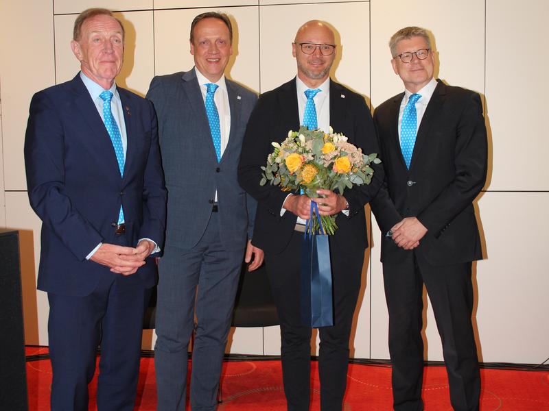 Marco Seuffert (mit Blumen) wurde in seinem Amt des BVK-Vizepräsidenten bestätigt. Die BVK-Präsidiumskollegen gratulierten (v.l.) Michael H. Heinz, Andreas Vollmer und Gerald Archangeli